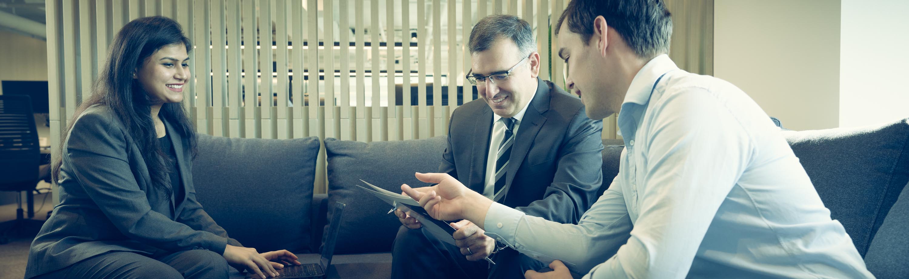 2 employees having a discussion in an office